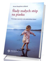 Ślady małych stóp na piasku